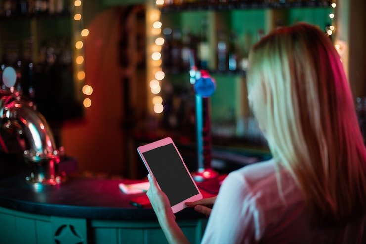 Perbandingan navigasi mobile dan privasi jelas